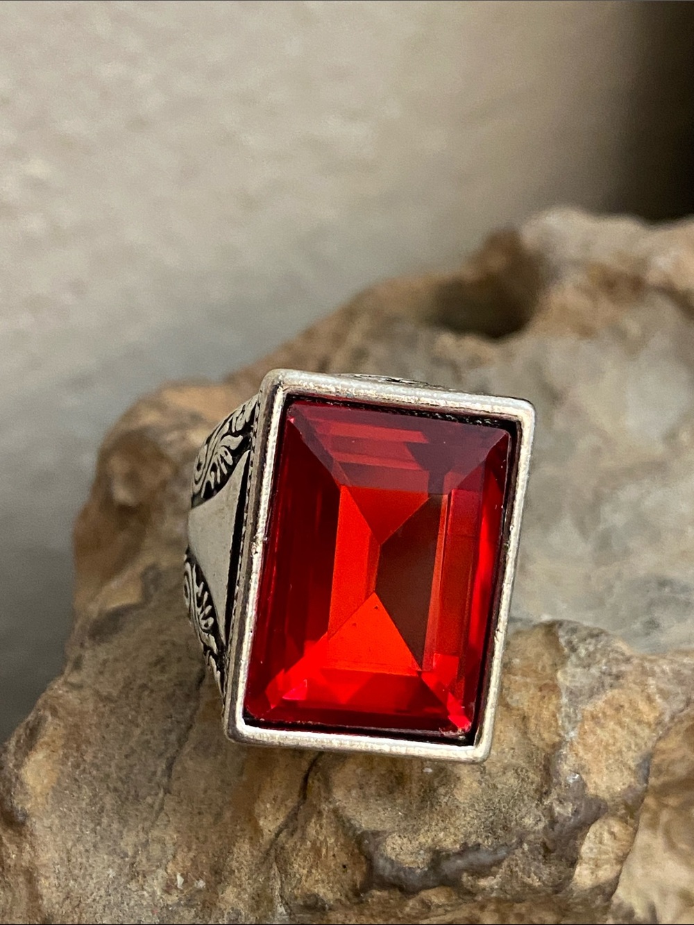 5/$10❤️❤️❤️NEW Silver Tone Zinc Alloy Faceted Acrylic Statement Ring